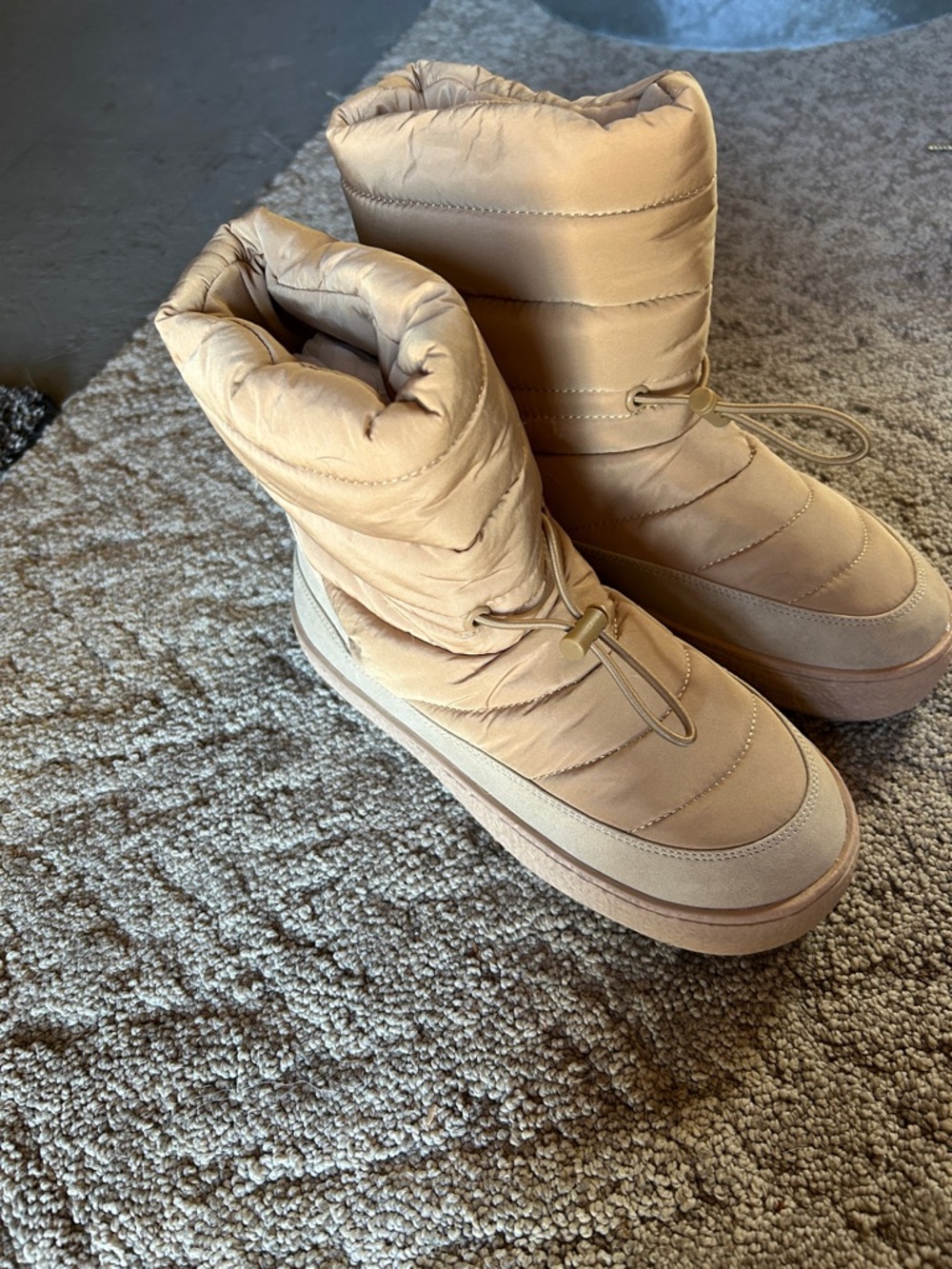 Amazon Essentials Women's Tan Puffer Winter Boots with Toggle